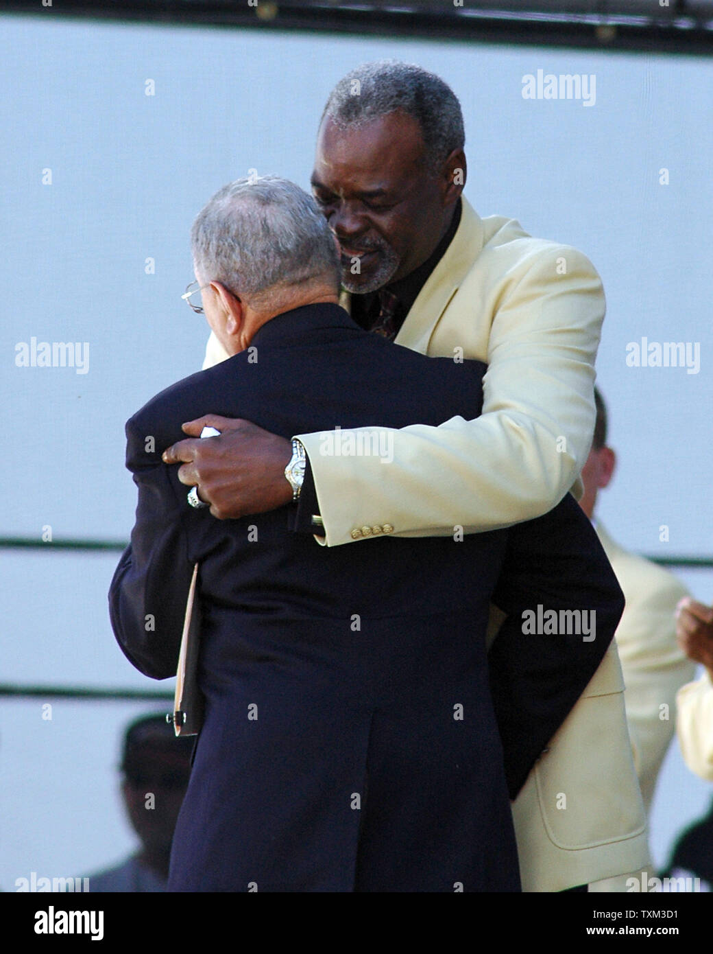 Rayfield Wright abbraccia L.J. "Tan' Lomax, ex headcoach a Fort Valley Stato, dopo che egli ha dato un strappalacrime introduzione al Football Hall of Fame cerimonia di consacrazione il 5 agosto 2006 nel Cantone, Ohio. (UPI foto/Stephanie Krell) Foto Stock