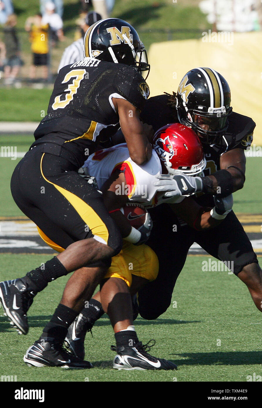 Missouri Tigers Darnell Terrell (3) e il maiale marrone (R) soffocare Iowa membri Alexander Robinson durante il terzo trimestre in campo Faurot in Columbia, Missouri il 27 ottobre 2007. Missouri ha vinto il gioco 42-28.(UPI foto/Bill Greenblatt) Foto Stock