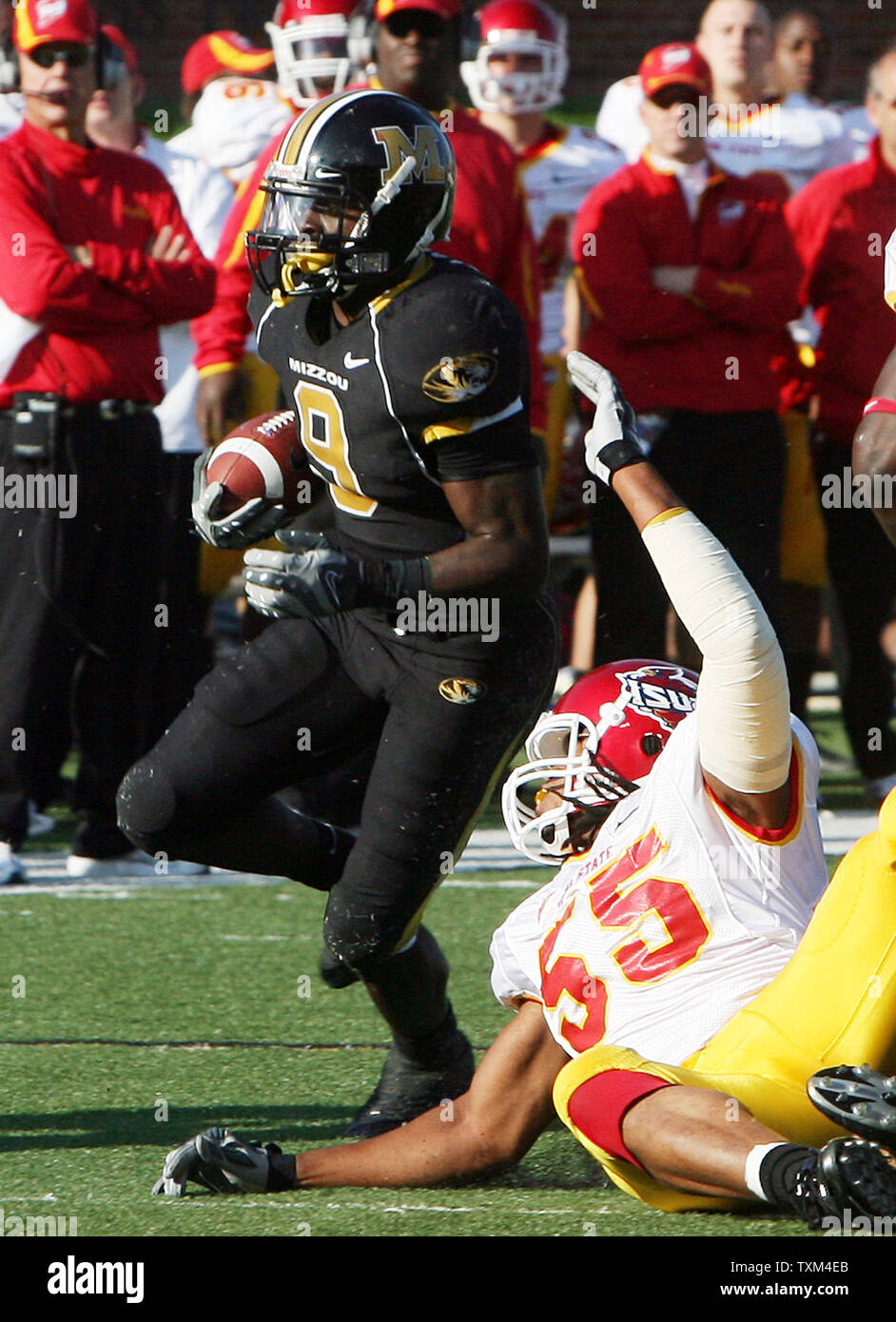 Missouri Tigers Jeremy Maclin (9) corre passato Iowa State cicloni Christopher Lyle in rotta per un quarto trimestre touchdown al campo Faurot in Columbia, Missouri il 27 ottobre 2007. Missouri ha vinto il gioco 42-28. (UPI foto/Bill Greenblatt) Foto Stock