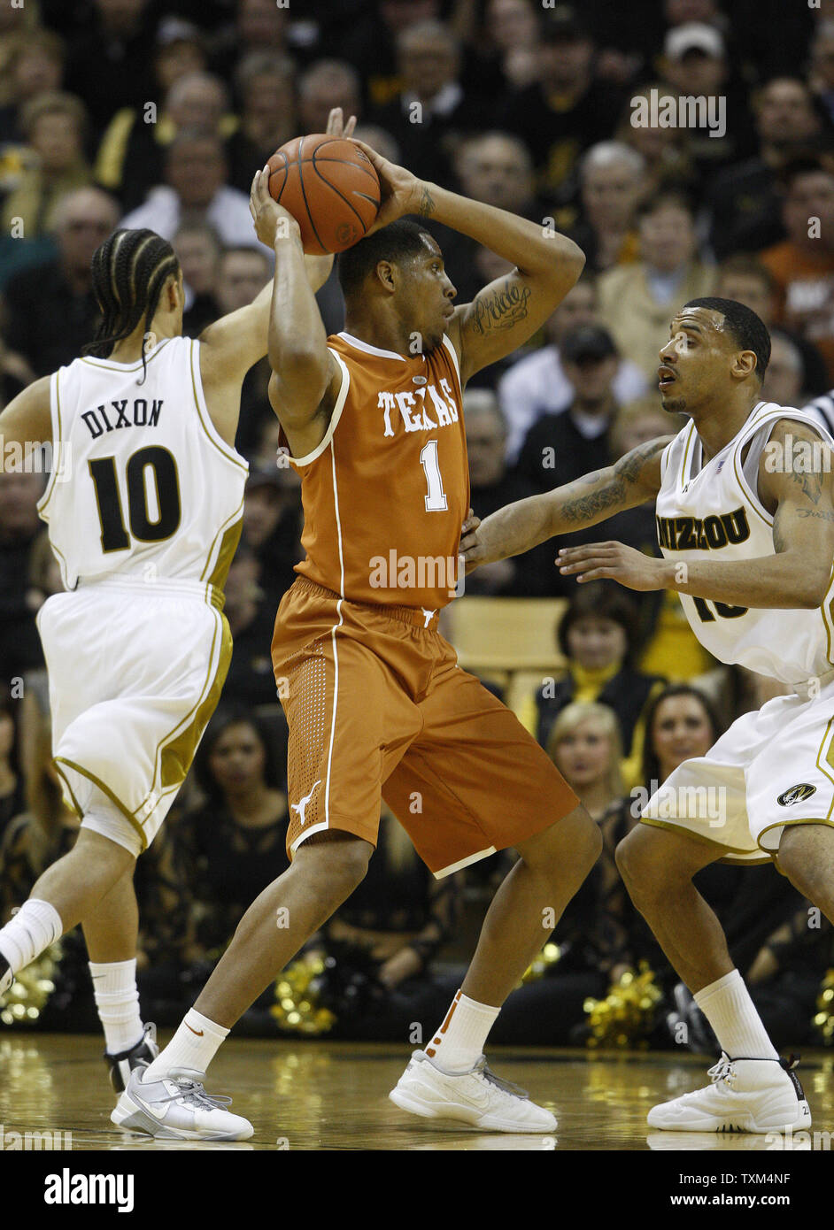 Missouri Tigers Michael Dixon (10) e Keith Ramsey (15) applicano pressione Texas Longhorns Gary Johnson nella prima metà a Mizzou Arena in Columbia, Missouri il 17 febbraio 2010. UPI/Bill Greenblatt Foto Stock