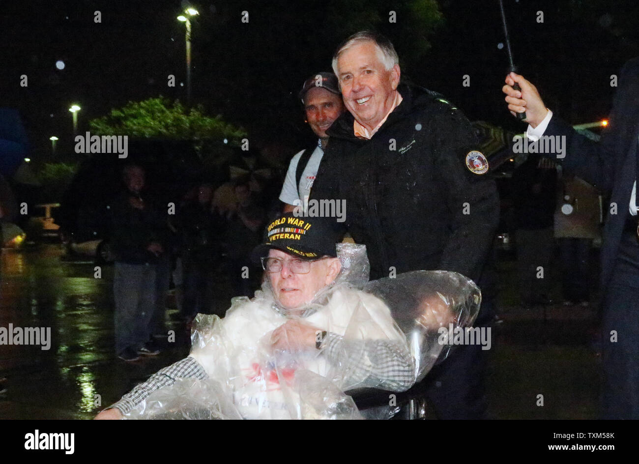 Missouri Governatore Mike Parson dà una mano spingendo 97 anno-vecchio, la II Guerra Mondiale il veterano Jim McDougall dal bus a un hotel, dove centinaia di persone sono venuti a welcome home 110 veterani in Columbia, Missouri dopo un Central Missouri onore volo visita a Washington, il 20 maggio 2019. Foto di Bill Greenblatt/UPI Foto Stock