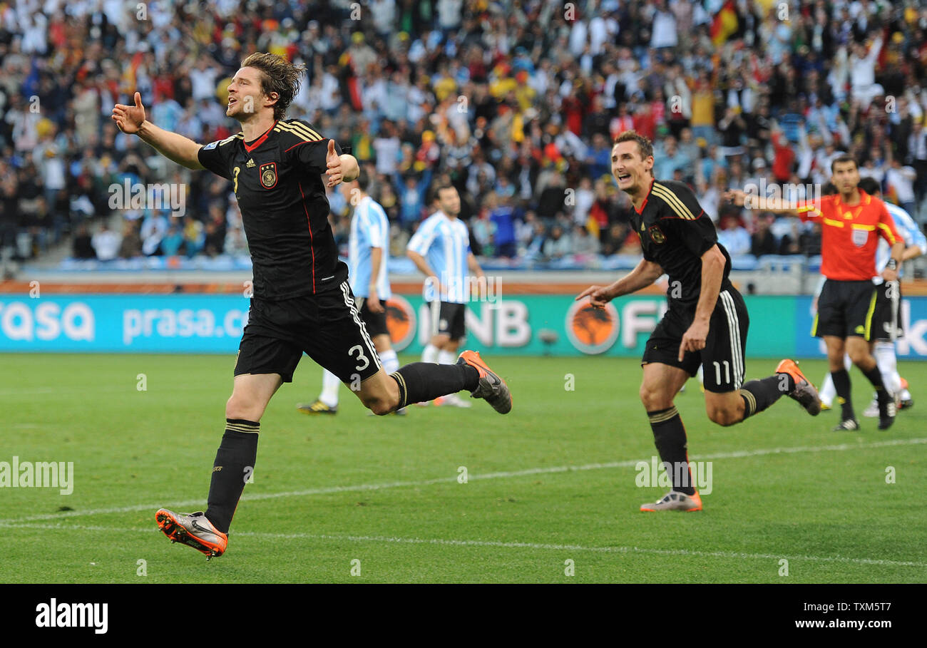 Arne FRIEDRICH di Germania celebra il suo punteggio del team il terzo obiettivo durante la Coppa del Mondo FIFA trimestre partita finale dello stadio Green Point di Città del Capo in Sud Africa il 3 luglio 2010. UPI/Chris Brunskill Foto Stock