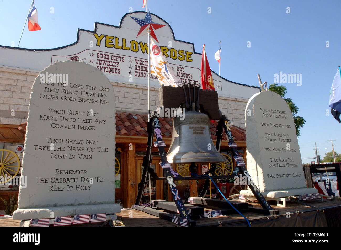 I sostenitori di U.S. Il Presidente George W Bush visualizzare una simulazione di Liberty Bell e i dieci comandamenti alla rosa gialla negozio in Crawford, in Texas, il 24 agosto 2005. Crawford è stata una mecca per anti-guerra di manifestanti, spronati da Cindy Sheehan chi è il campeggio vicino a Bush nel suo ranch sperando di incontrarsi con lui. Suo figlio Casey morto in Iraq nel 2005. Bush sostenitori venuti anche per dare voce alle loro opinioni. (UPI foto/Roger L. Wollenberg) Foto Stock