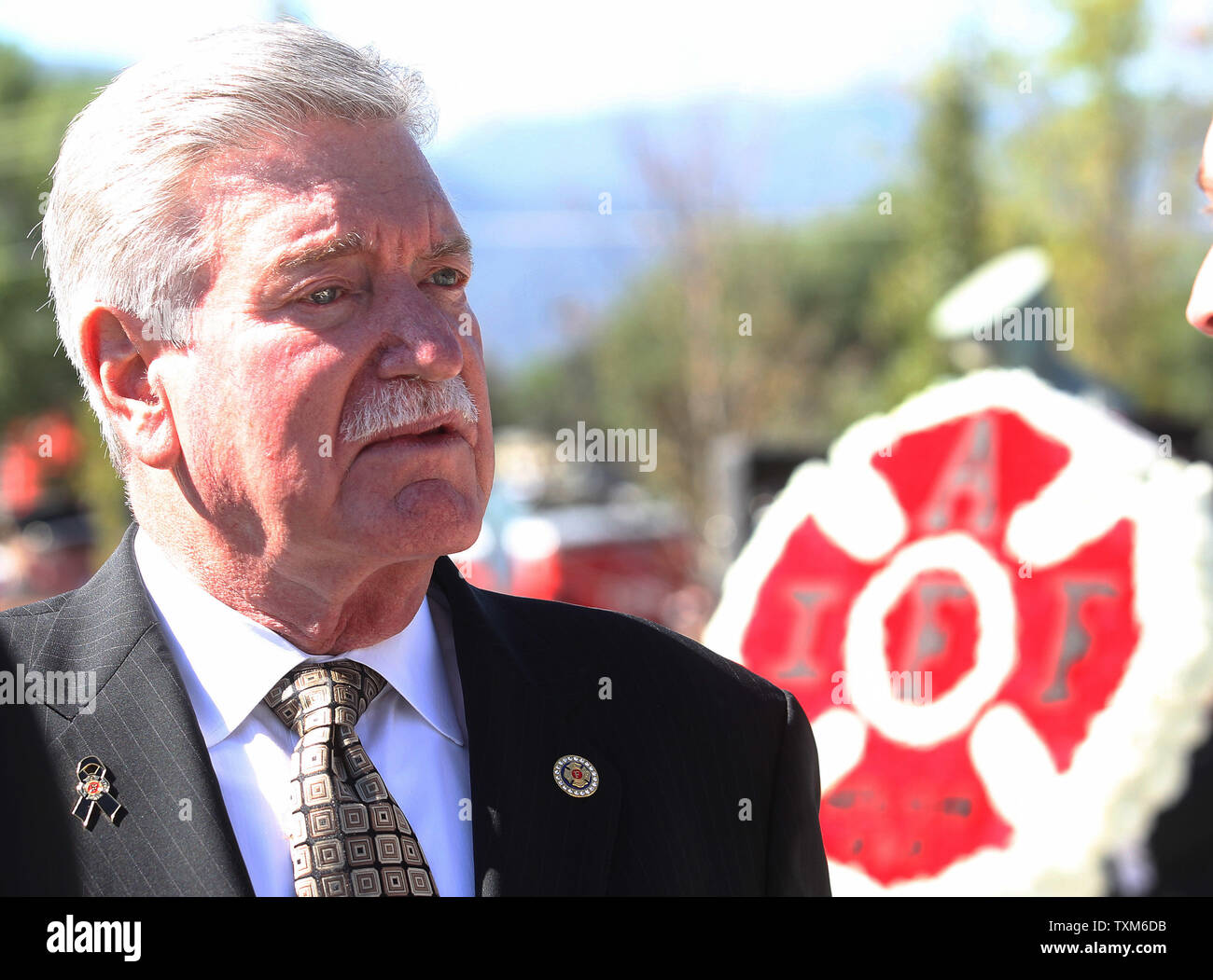 Associazione internazionale dei Vigili del Fuoco Presidente Generale Harold Schaitberger colloqui con gli amici prima di iniziare la caduta annuale Fire Fighter Memorial rispetto a Colorado Springs il 19 settembre 2015. Quasi 300 nomi dei vigili del fuoco che hanno perso la vita nella linea del dazio entro la fine dello scorso anno, sono stati letti. Foto di Bill Greenblatt/UPI Foto Stock