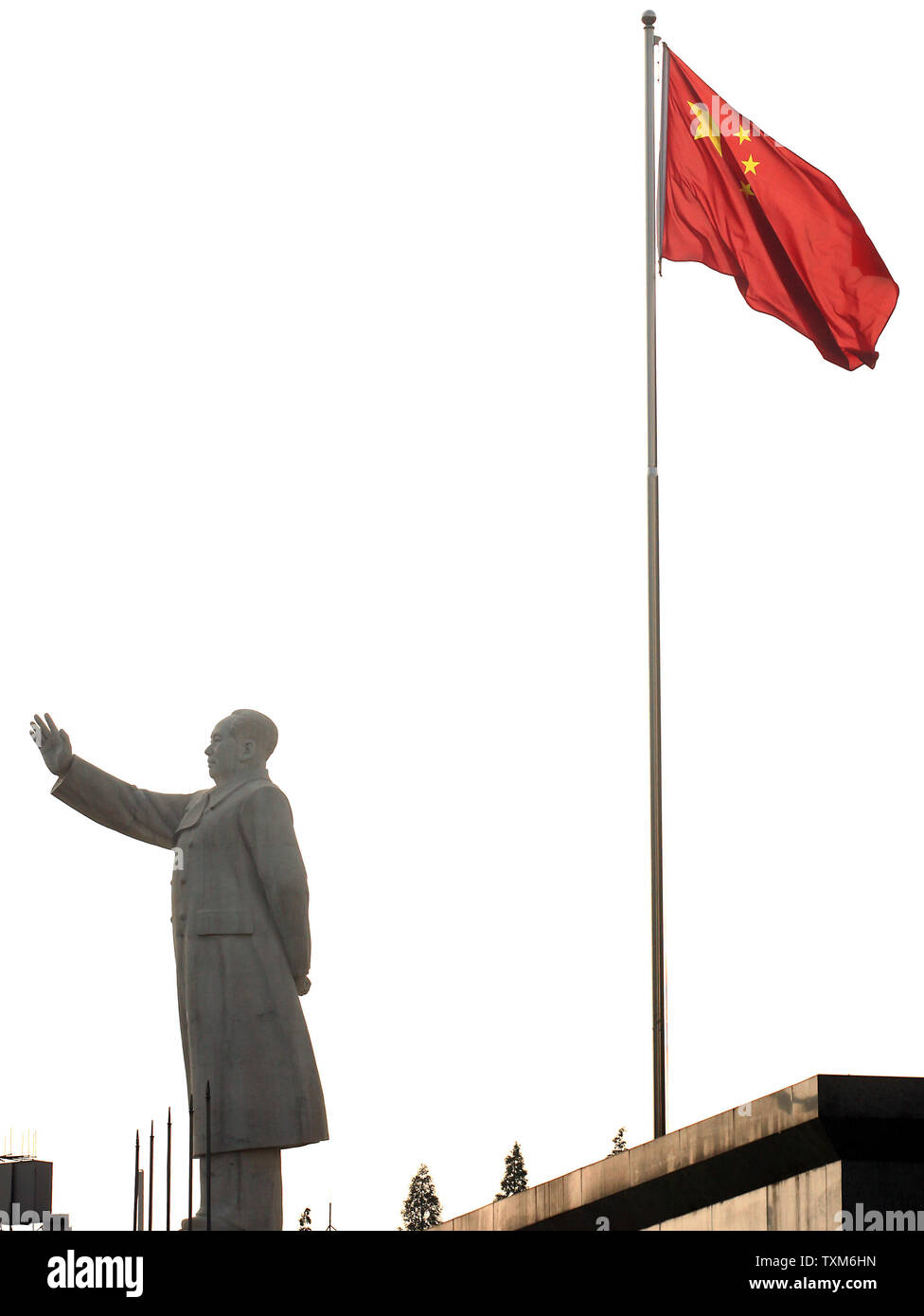 Una gigantesca statua della Cina le ex timoniere Mao Zedong accoglie sia turisti cinesi e al centro cittadino di Chengdu Agosto 29, 2010. Nonostante il boom economico della Cina e ha continuato l'apertura al commercio globale e cultura, Mao, che è noto per mantenere isolata la Cina durante la rivoluzione culturale, è ancora ammirato in tutto il territorio della Cina. UPI/Stephen rasoio Foto Stock