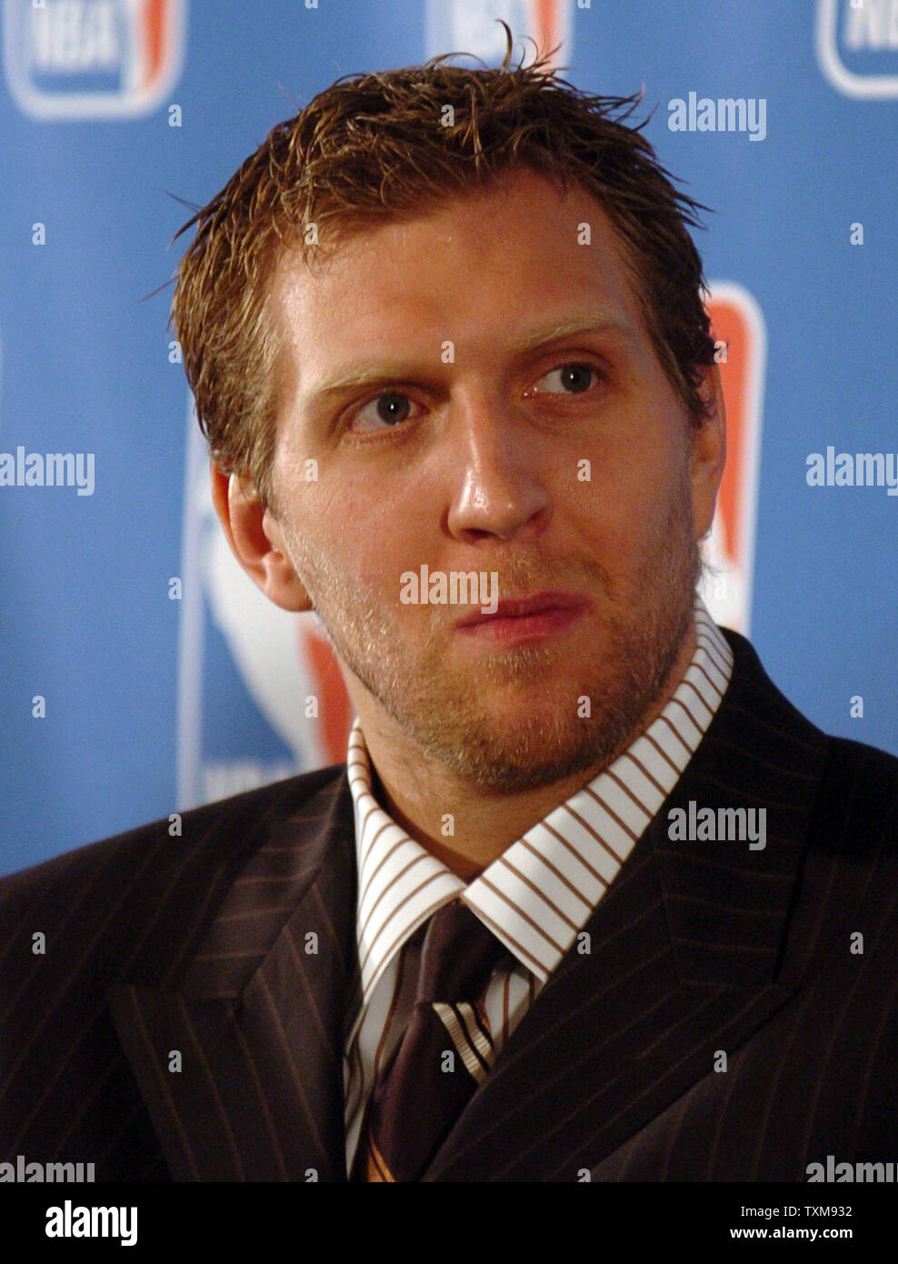 Dallas Mavericks Dirk Nowitzki, della Germania, ascolta come egli è introdotto come NBA 2006-2007 Most Valuable Player nel corso di una cerimonia presso la American Airlines Center a Dallas, in Texas, il 15 maggio 2007. Nowitzki è il primo europeo e primo Maverick, per guadagnare il trofeo che è determinato sulla base di una delle prestazioni dei giocatori nella stagione regolare. (UPI foto/Ian Halperin) Foto Stock