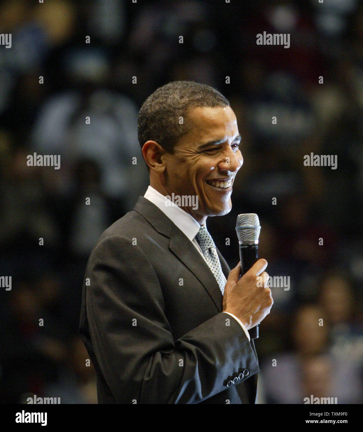 Candidato presidenziale democratico Sen. Barack Obama (D-il) parla ai tifosi nel corso di una campagna al rally di Reunion Arena di Dallas il 20 febbraio 2008. Più di 17.000 persone riempito l'edificio per la possibilità di vedere il senatore dell'Illinois per la sua prima apparizione pubblica in Dallas poiché annunciando la sua candidatura presidenziale. (UPI foto/Robert Hughes) Foto Stock