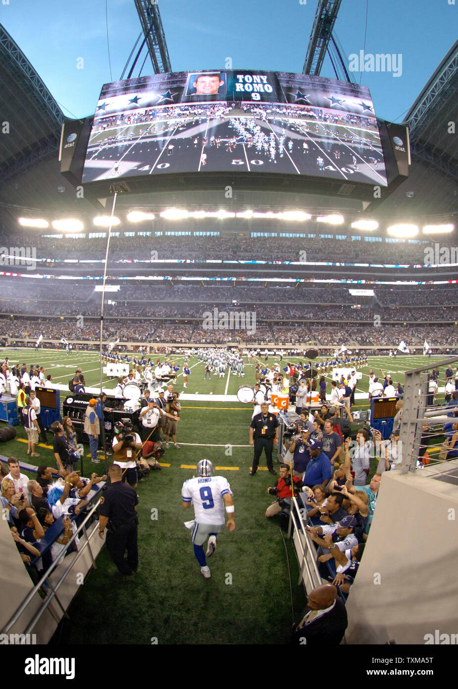 Dallas Cowboys Tony Romo chiamata richiede il campo contro New York Giants  Settembre 21, 2009 in Arlington, Texas. Più di 100.000 ventilatori riempito  il nuovo $1,2 miliardi stadium per il primo gioco