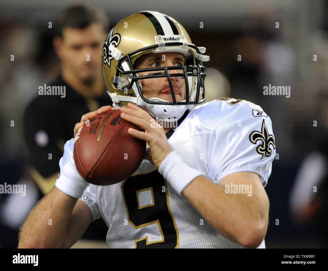 New Orleans Saints quarterback Drew Brees si riscalda prima di Dallas Cowboys NFL Game Novembre 25, 2010 in Arlington, Texas. UPI/Ian Halperin Foto Stock