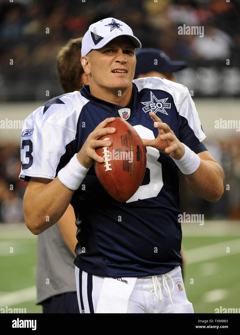 Dallas Cowboys quarterback Jon Kitna si riscalda prima di New Orleans Saints NFL Game Novembre 25, 2010 in Arlington, Texas. UPI/Ian Halperin Foto Stock