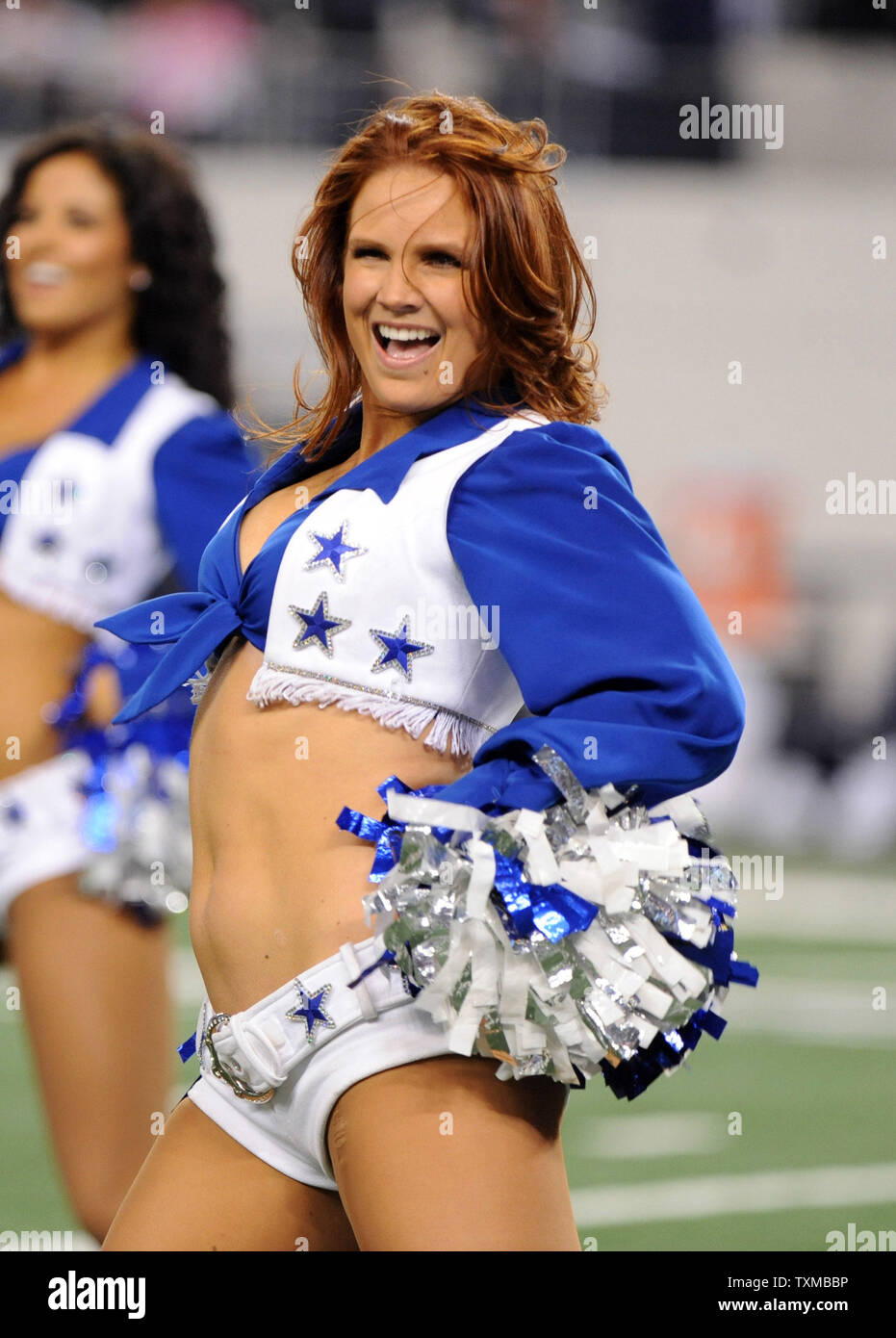Un Dallas Cowboys cheerleader esegue durante la Cowboys-New Orleans Saints NFL Game Novembre 25, 2010 in Arlington, Texas. UPI/Ian Halperin Foto Stock