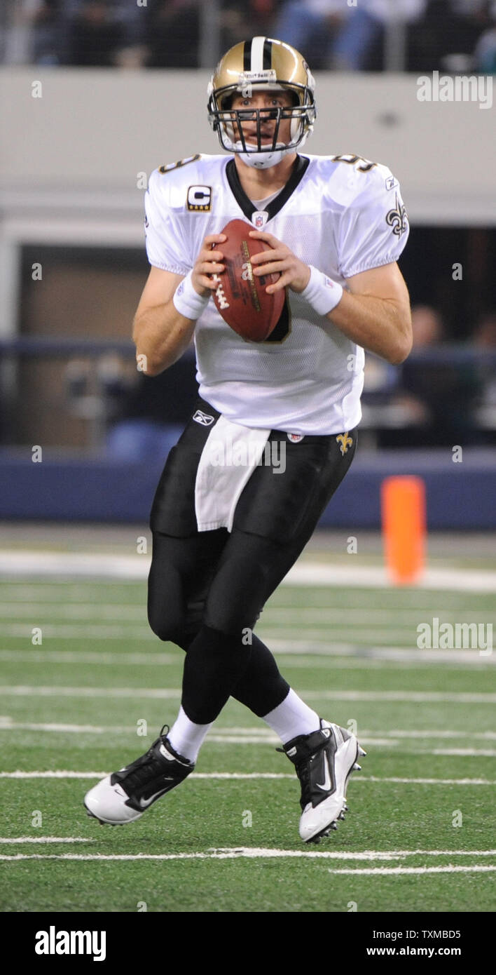 New Orleans Saints quarterback Drew Brees codifica contro Dallas Cowboys durante la prima metà del loro gioco di NFL Novembre 25, 2010 in Arlington, Texas. UPI/Ian Halperin Foto Stock