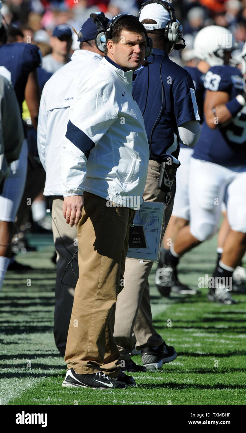 Penn State quarterback coach Jay Paterno orologi giocare nella ciotola TicketCity Gennaio 2, 2012 a Dallas, in Texas. Jay è il figlio del leggendario coach Joe Paterno che ha lasciato la Penn State questa caduta. UPI/Ian Halperin Foto Stock