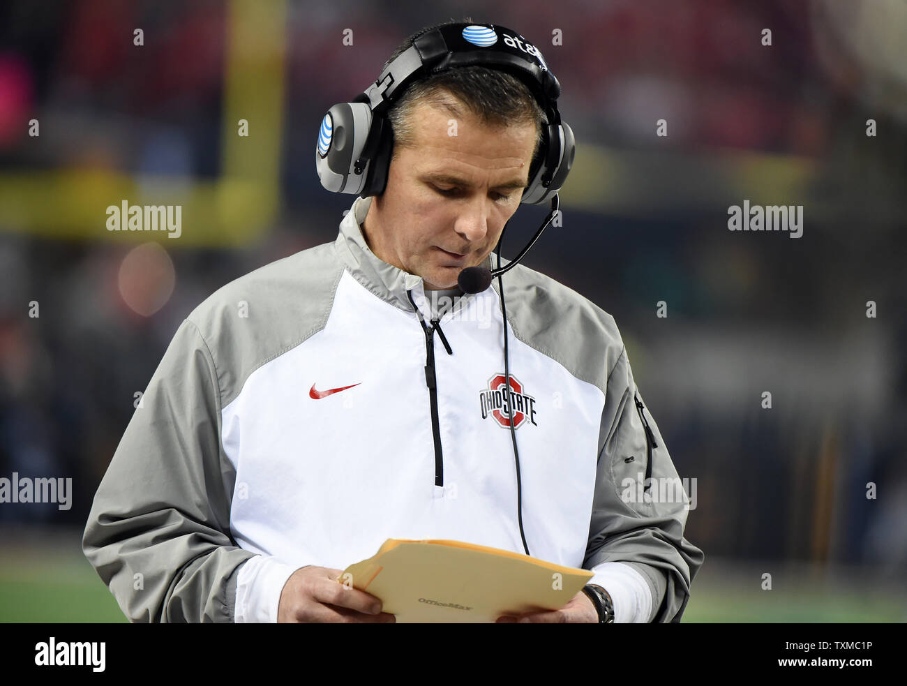 Ohio State Buckeyes head coach Urban Meyer sorge sul campo nella prima metà contro la Oregon Ducks nel College Football Playoff Campionato Nazionale di Arlington, Texas, il 12 gennaio 2015. Foto di Ian Halperin/UPI Foto Stock