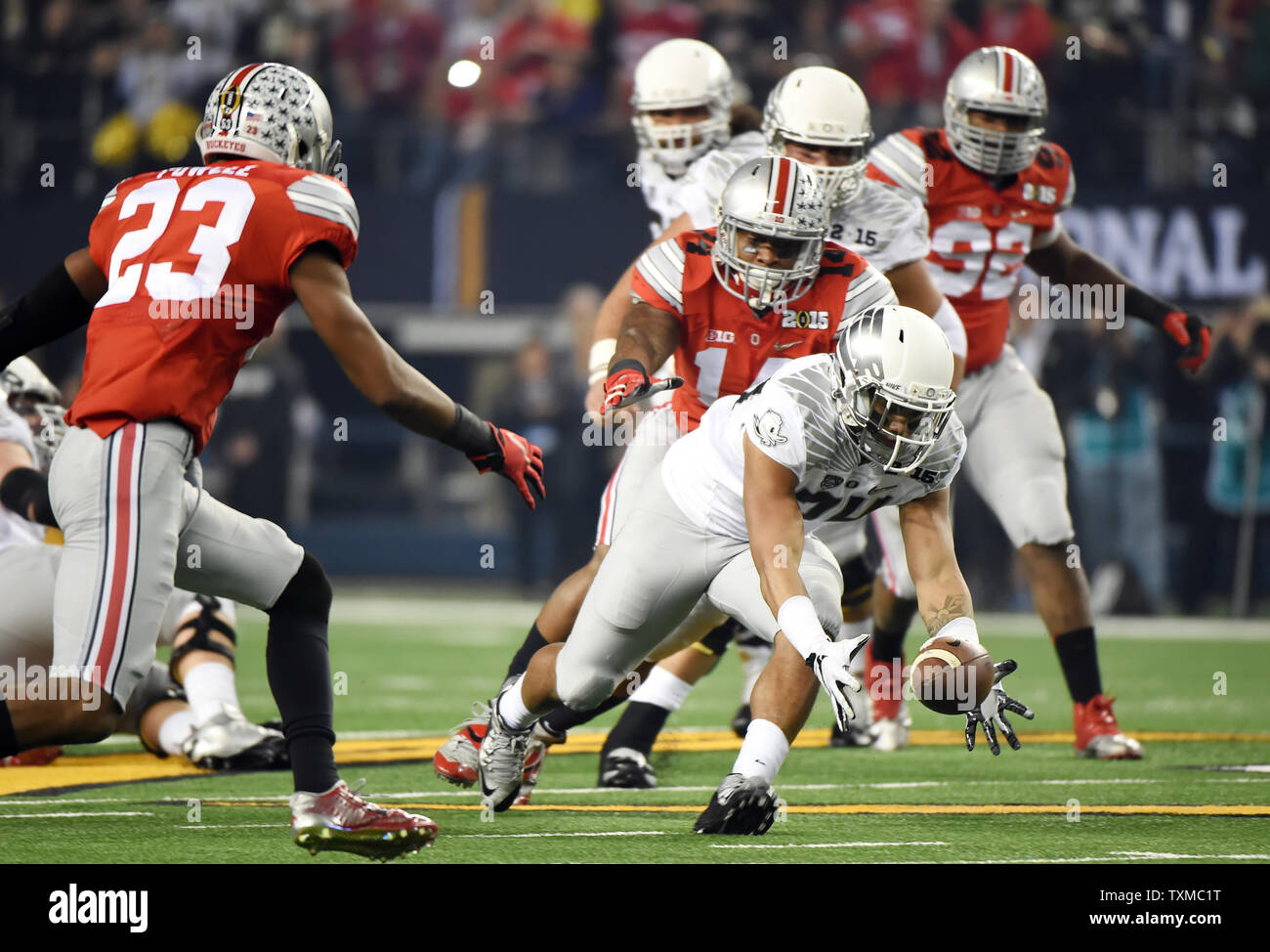Oregon Ducks Thomas Tyner fumbles il calcio ma finisce per recuperare la propria armeggiano nel primo semestre contro la Ohio State Buckeyes presso il College Football Playoff Campionato Nazionale di Arlington, Texas, il 12 gennaio 2015. Foto di Ian Halperin/UPI Foto Stock