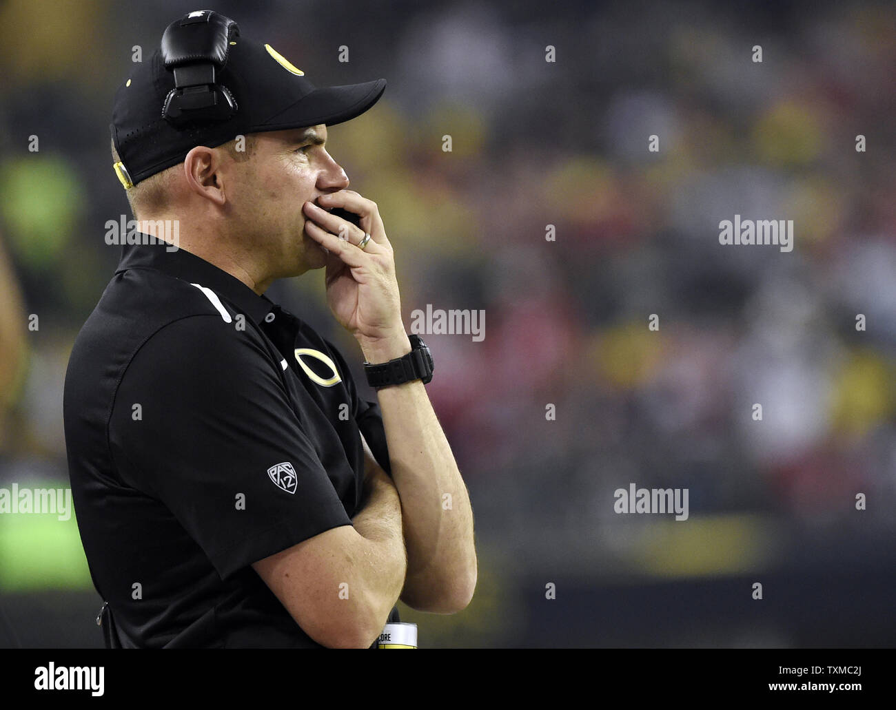 Oregon Ducks head coach Mark Helfrich sorge ai margini nel primo trimestre contro la Ohio State Buckeyes presso il College Football Playoff Campionato Nazionale di Arlington, Texas, il 12 gennaio 2015. Foto di Kevin Dietsch/UPI Foto Stock