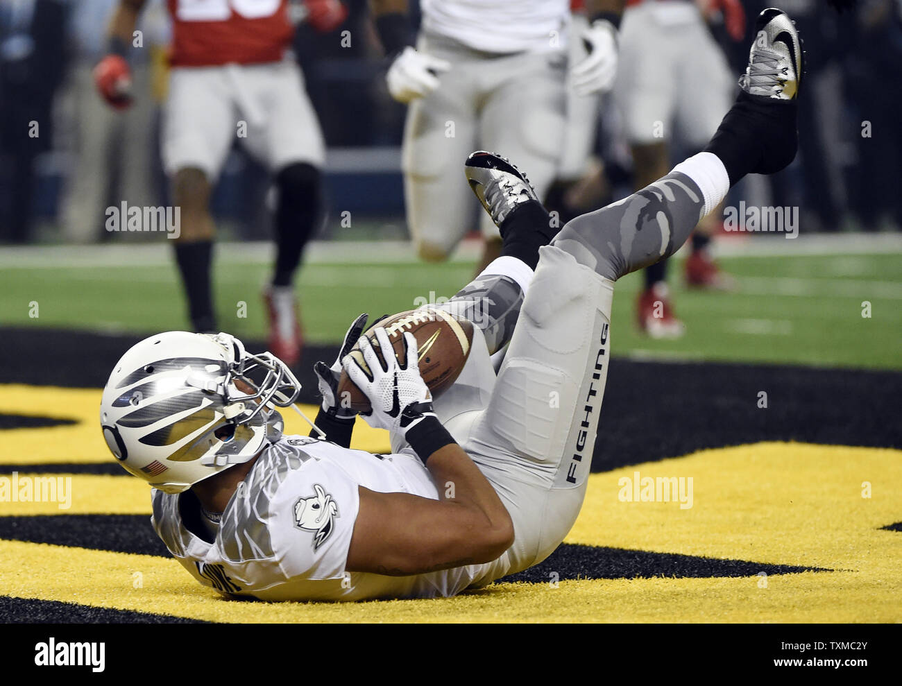 Oregon Ducks Keanon Lowe i punteggi su un 7 yard touchdown ricevimento nel primo trimestre contro la Ohio State Buckeyes presso il College Football Playoff Campionato Nazionale di Arlington, Texas, il 12 gennaio 2015. Foto di Kevin Dietsch/UPI Foto Stock