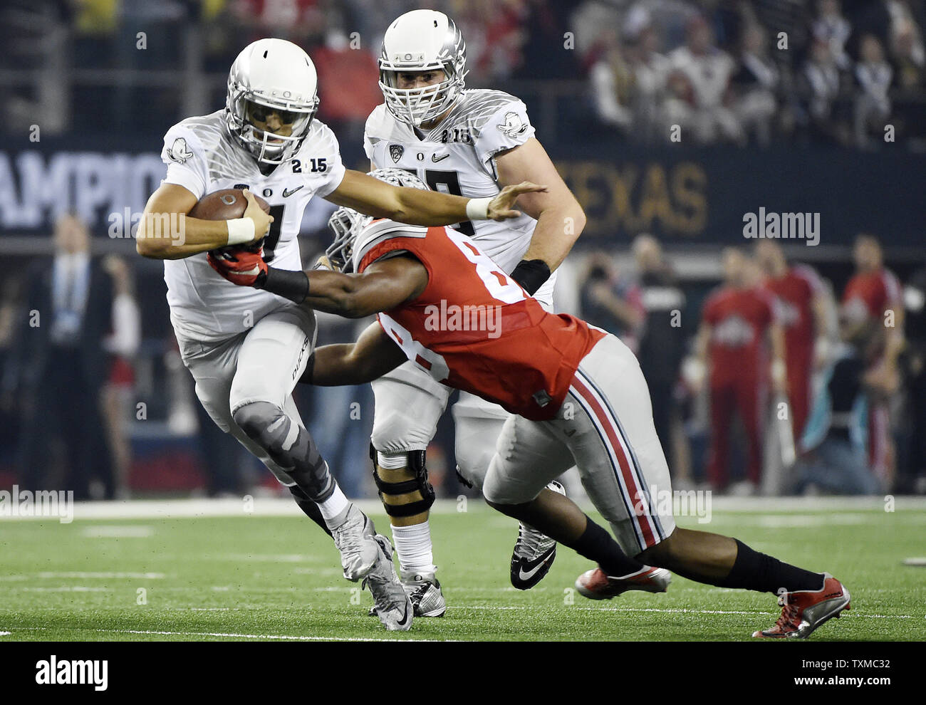 Oregon Ducks quarterback Marcus Mariota corre con il calcio nel primo trimestre contro la Ohio State Buckeyes presso il College Football Playoff Campionato Nazionale di Arlington, Texas, il 12 gennaio 2015. Foto di Kevin Dietsch/UPI Foto Stock