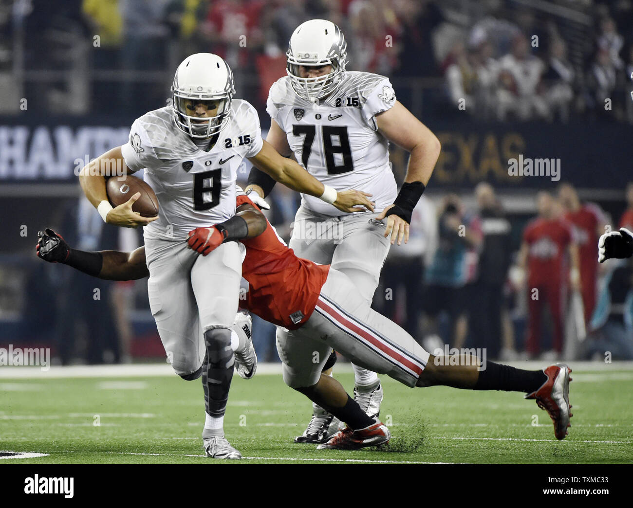 Oregon Ducks quarterback Marcus Mariota corre con il calcio nel primo trimestre contro la Ohio State Buckeyes presso il College Football Playoff Campionato Nazionale di Arlington, Texas, il 12 gennaio 2015. Foto di Kevin Dietsch/UPI Foto Stock