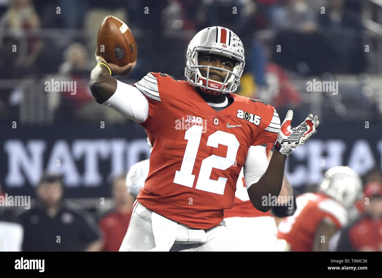 Ohio State Buckeyes quarterback Cardale Jones getta un pass nel primo trimestre contro la Oregon Ducks presso il College Football Playoff Campionato Nazionale di Arlington, Texas, il 12 gennaio 2015. Foto di Kevin Dietsch/UPI Foto Stock