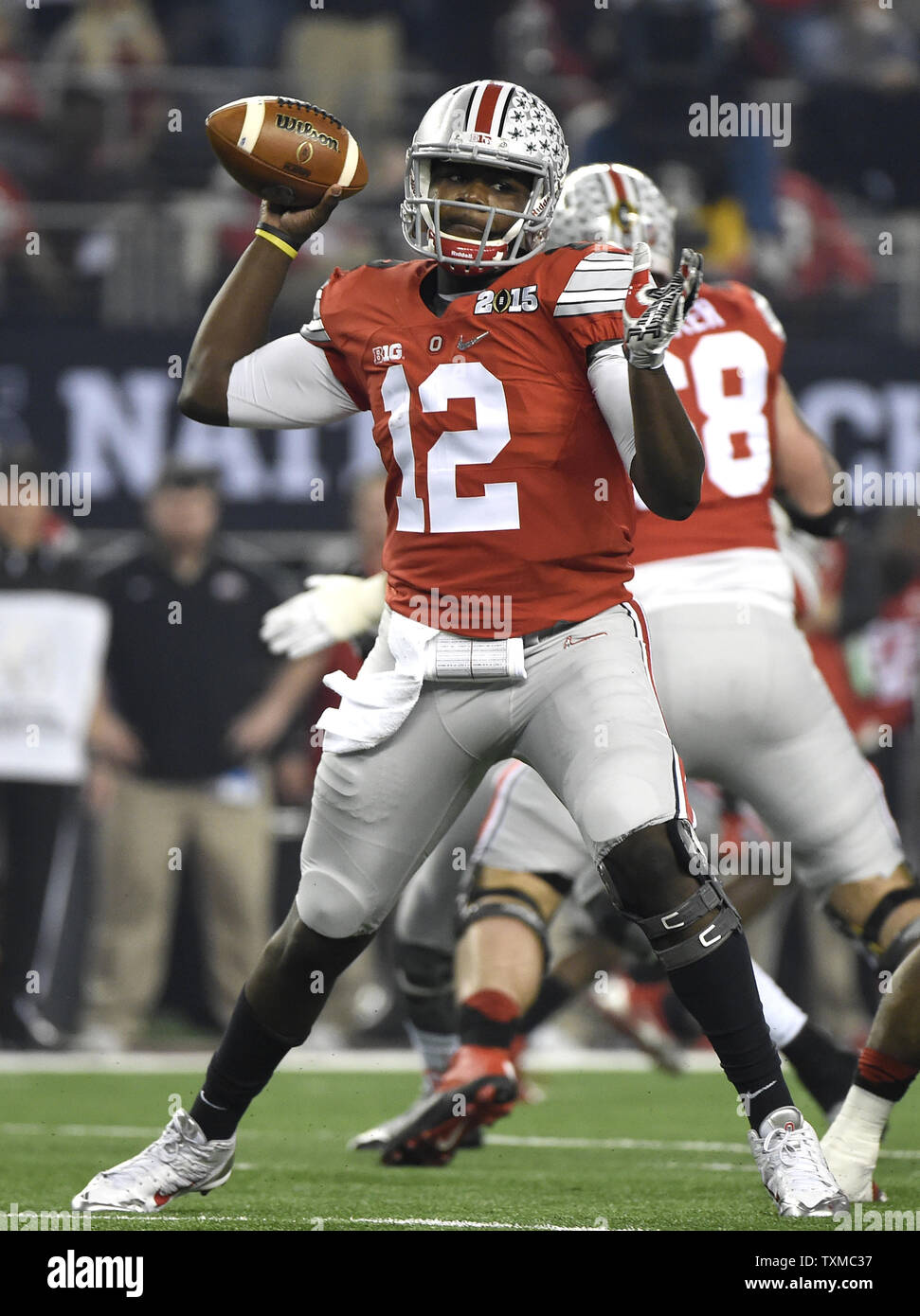 Ohio State Buckeyes quarterback Cardale Jones getta un pass nel primo trimestre contro la Oregon Ducks presso il College Football Playoff Campionato Nazionale di Arlington, Texas, il 12 gennaio 2015. Foto di Kevin Dietsch/UPI Foto Stock