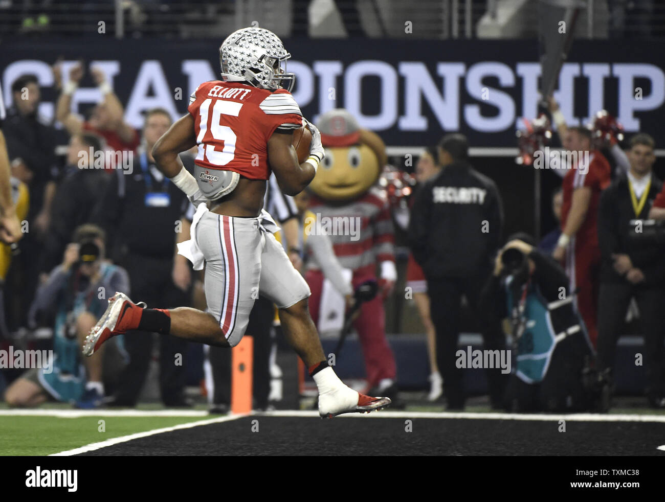 Ohio State Buckeyes Ezechiele Elliott corre per un 33 yard touchdown nel primo trimestre contro la Oregon Ducks nel College Football Playoff Campionato Nazionale di Arlington, Texas, il 12 gennaio 2015. Foto di Kevin Dietsch/UPI Foto Stock