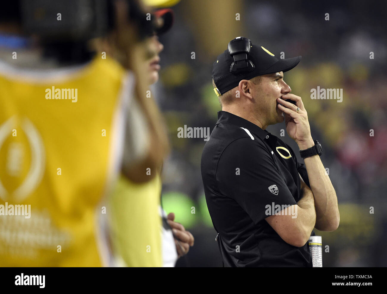 Oregon Ducks head coach Mark Helfrich sorge ai margini nel primo trimestre contro la Ohio State Buckeyes presso il College Football Playoff Campionato Nazionale di Arlington, Texas, il 12 gennaio 2015. Foto di Kevin Dietsch/UPI Foto Stock