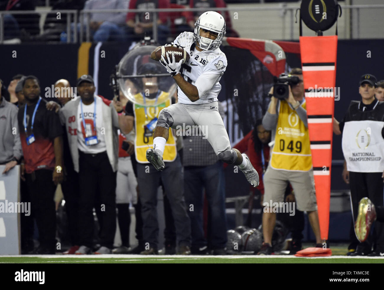 Oregon Ducks Charles Nelson fa un ricevimento nel primo semestre contro la Ohio State Buckeyes presso il College Football Playoff Campionato Nazionale di Arlington, Texas, il 12 gennaio 2015. Foto di Kevin Dietsch/UPI Foto Stock