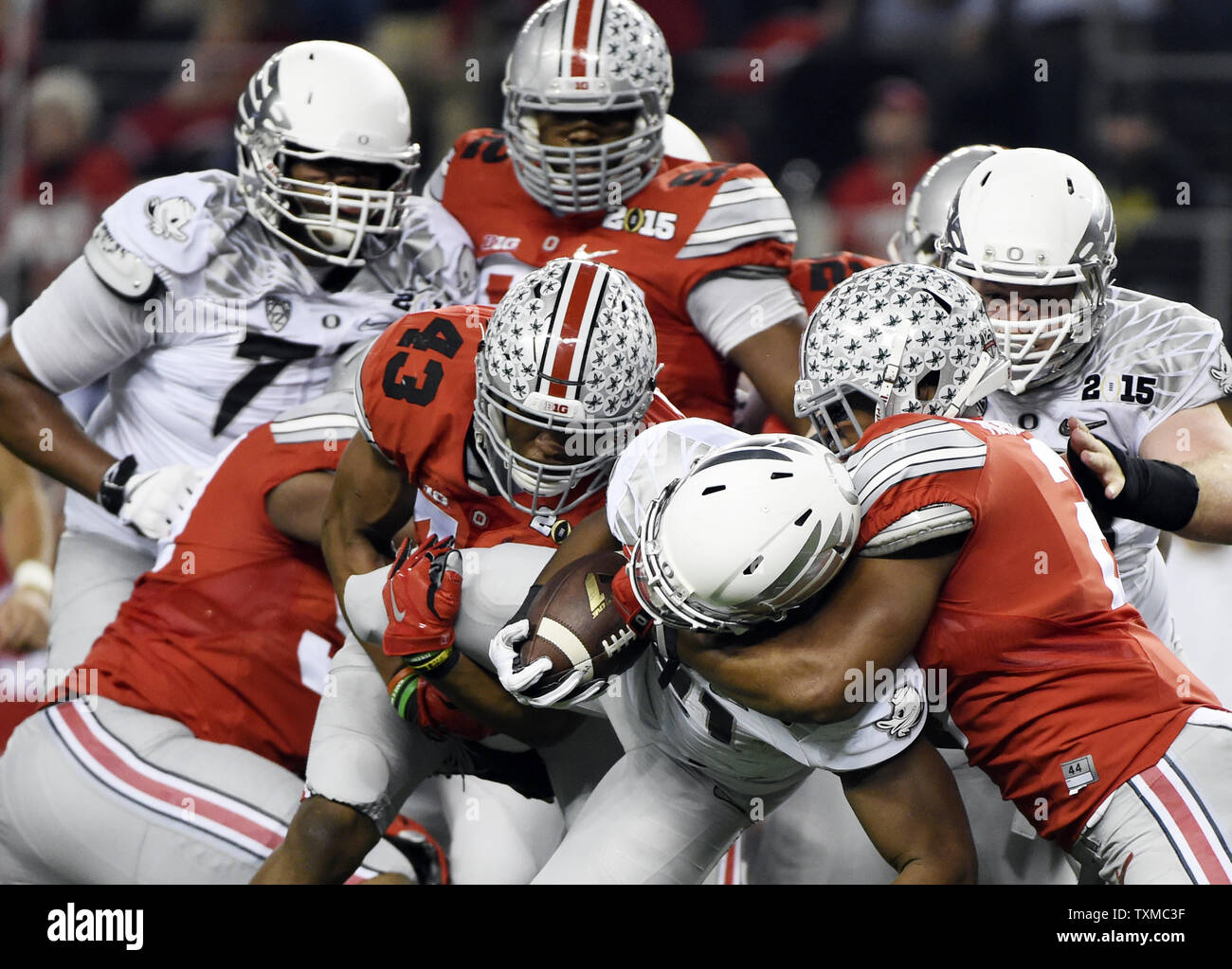 Oregon Ducks Royce Freeman è affrontato nella prima metà contro la Ohio State Buckeyes presso il College Football Playoff Campionato Nazionale di Arlington, Texas, il 12 gennaio 2015. Foto di Kevin Dietsch/UPI Foto Stock