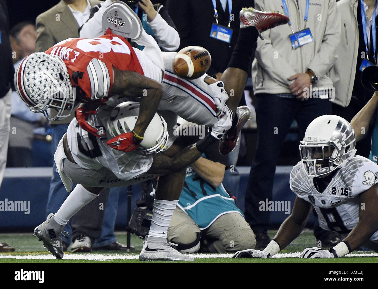 Ohio State Buckeyes Corey Smith è affrontato Oregon Ducks Troy Hill nel primo semestre presso il College Football Playoff Campionato Nazionale di Arlington, Texas, il 12 gennaio 2015. Foto di Kevin Dietsch/UPI Foto Stock