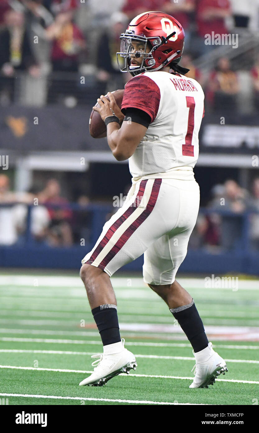 Oklahoma Sooners quarterback Kyler Murray, mostrato a giocare in grandi 12 Campionato su 1 dicembre 2018, è stato chiamato il 2018 Heisman vincitore del trofeo su dicembre 8, 2018 dal Trofeo Heisman fiducia. Murray ha superato per 4,053 iarde e 40 punteggi. Egli si precipitò per un ulteriore 892 cantieri con 11 touchdowns. Foto di Ian Halperin/UPI Foto Stock