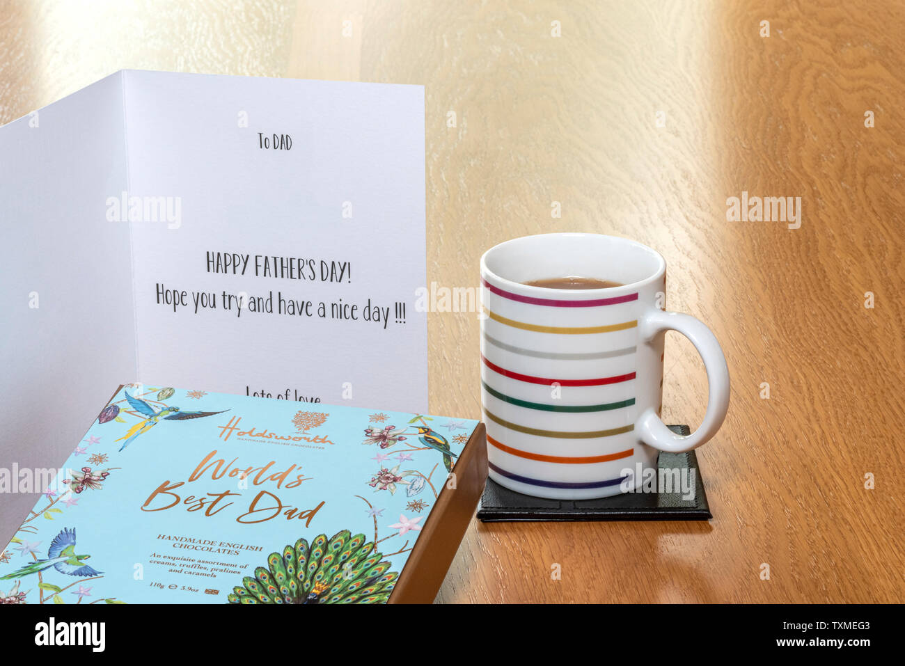 Padri giorno della carta sul tavolo di legno con una scatola di cioccolatini e una tazza di caffè o tè. Foto Stock