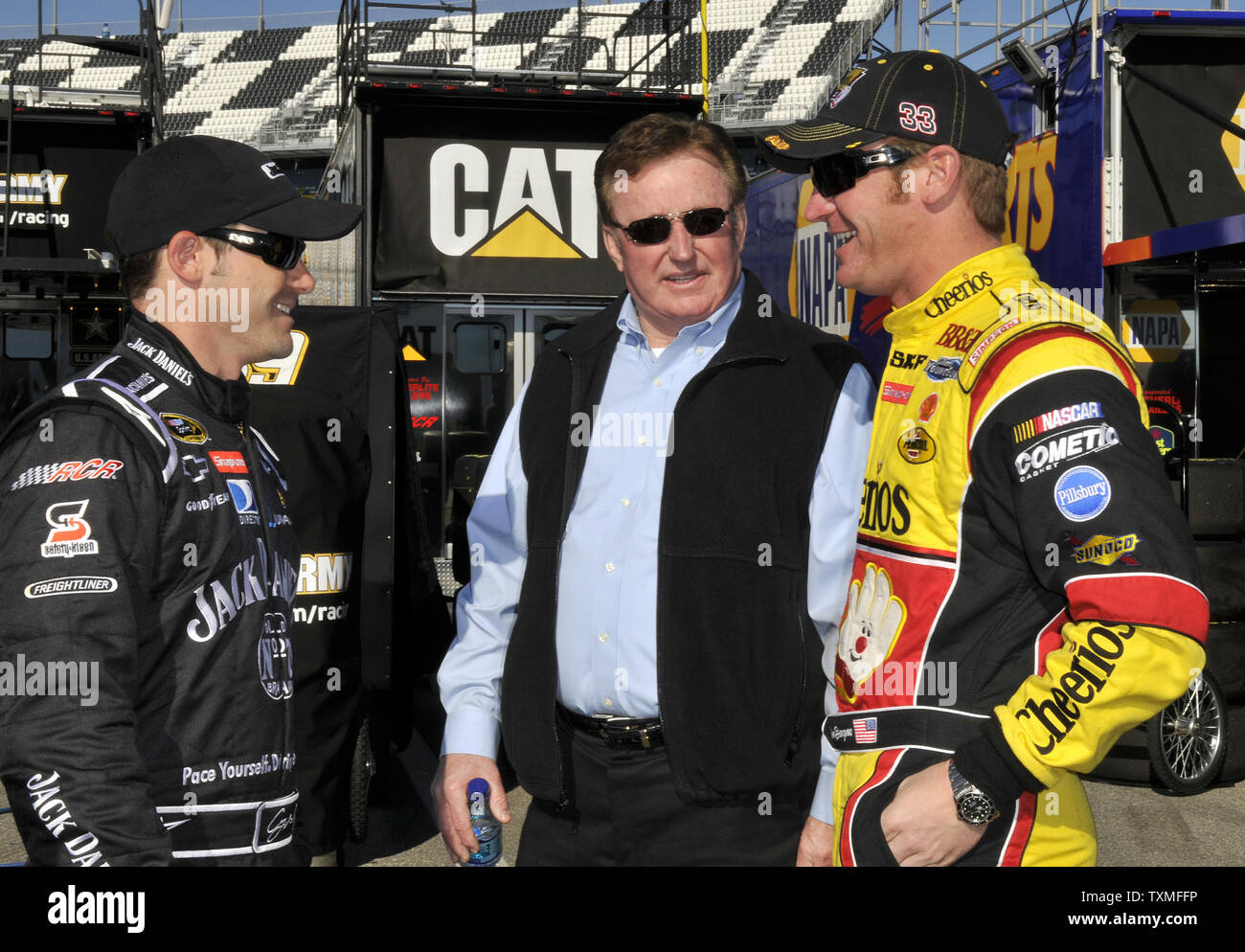 Casey Mears (L) parla al suo compagno di squadra Clint Bowyer (R) e proprietario del team Richard Childress come l'attesa per l'avvio della pratica per la Daytona 500 al Daytona International Speedway di Daytona Beach, Florida il 7 febbraio 2009. (UPI foto/Jeff Daly) Foto Stock