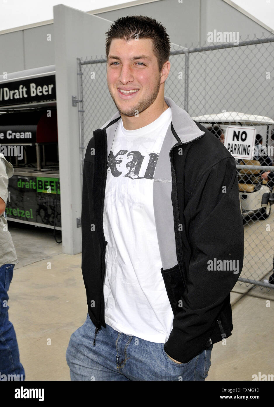 Tim Tebow, quarterback per campioni nazionali di Università della Florida Gators football team assiste la NASCAR Daytona 500 al Daytona International Speedway di Daytona Beach, in Florida, il 15 febbraio 2009. (UPI foto/Jeff Daly) Foto Stock