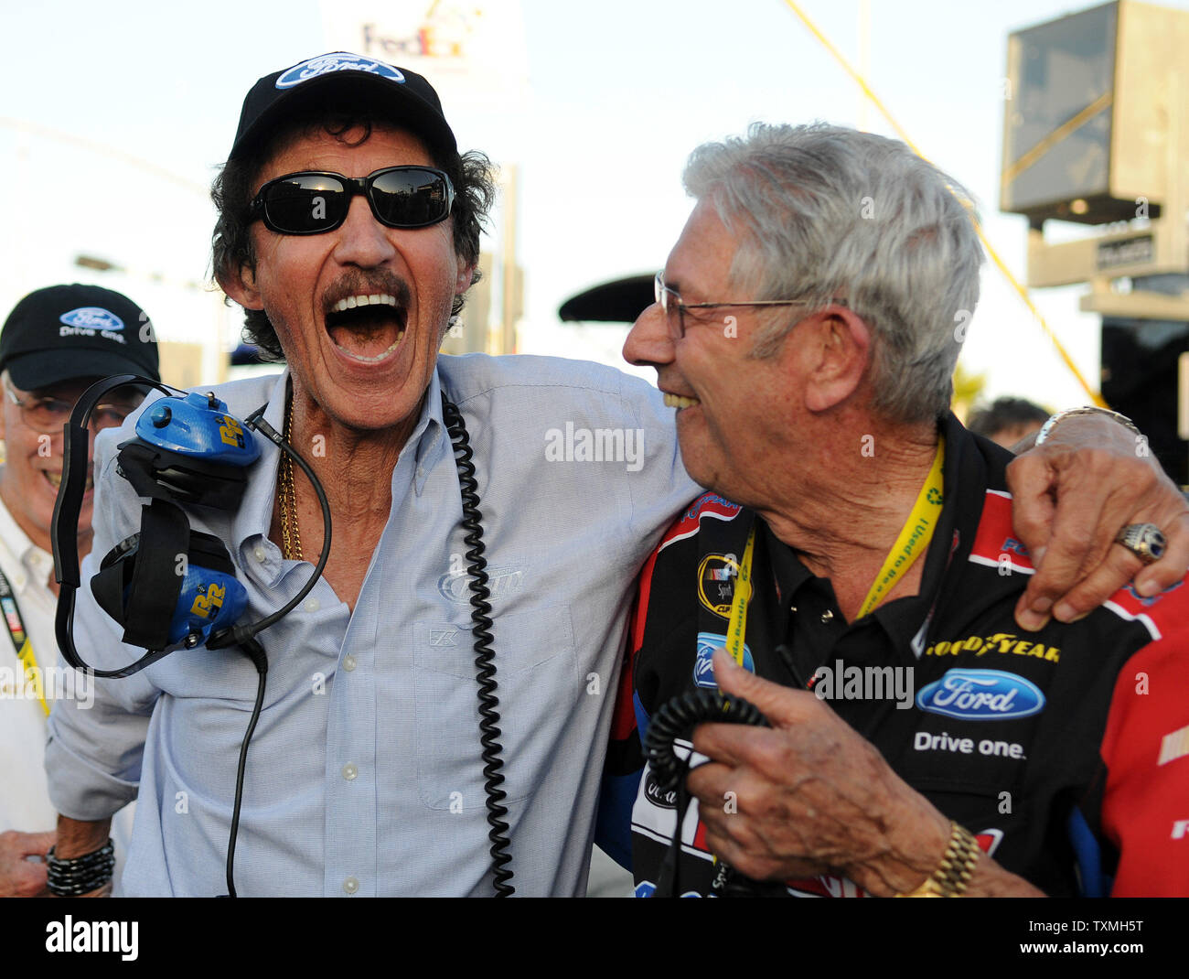 Richard Petty (L) e Leonard Wood celebrano il loro autista Trevor Bayne diventando il più giovane pilota nella storia di NASCAR per vincere la Daytona 500 al Daytona International Speedway di Daytona Beach, Florida il 20 febbraio 2011. UPI foto/Christina Mendenhall Foto Stock