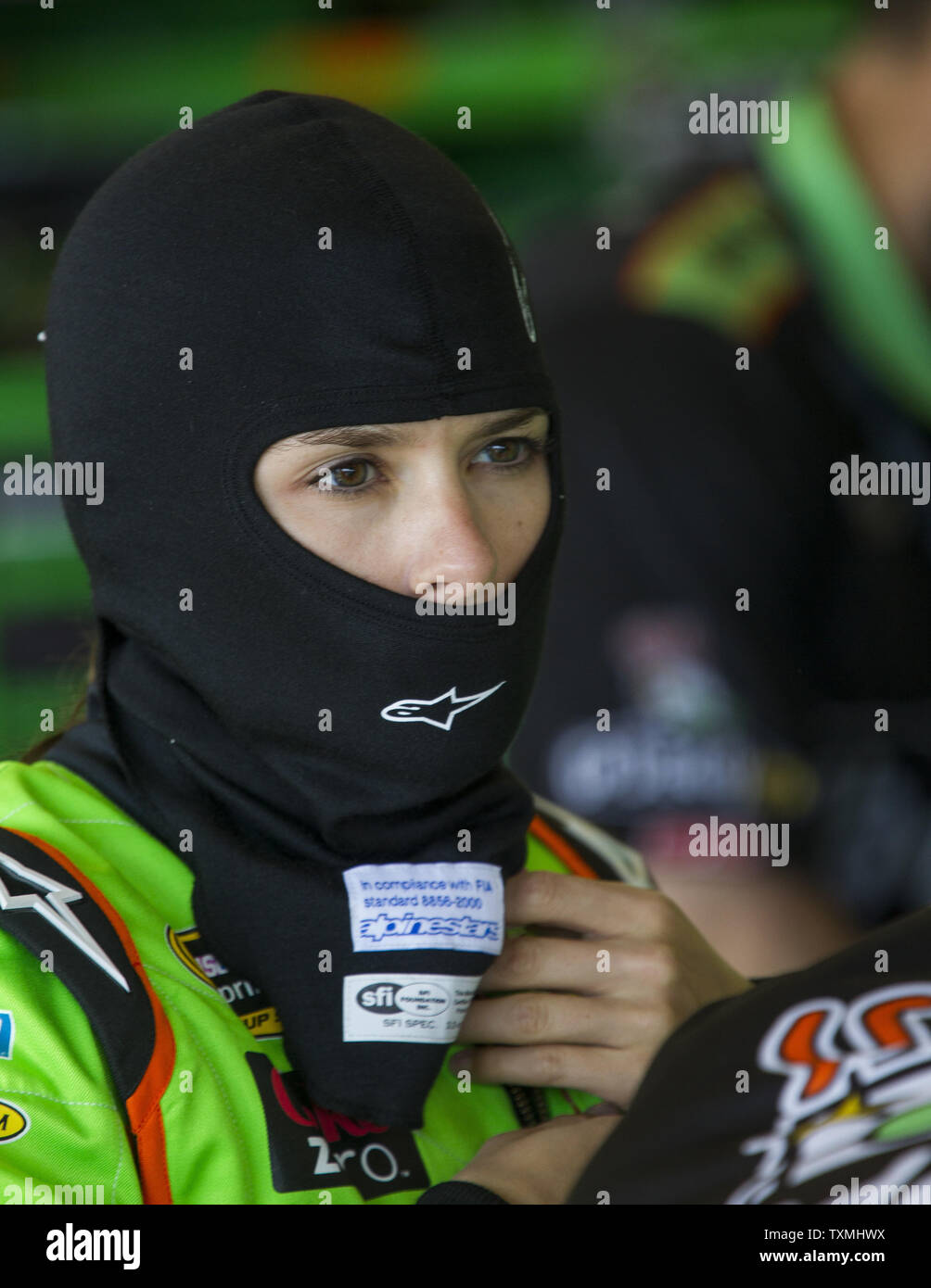 Driver di NASCAR Danica Patrick, vincitore della pole position per la Daytona 500, si prepara a ricevere nel suo # 10 Go Daddy Chevrolet durante la pratica per la NASCAR Sprint Cup Series al Daytona International Speedway di Daytona Beach, Florida, 20 febbraio, 2013. UPI/Mark Wallheiser Foto Stock