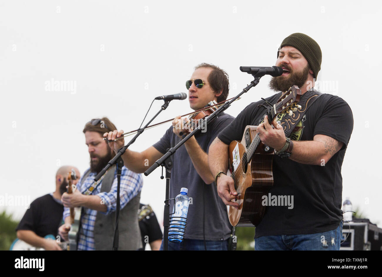 Paese di registrazione musicale gruppo Zac Brown Band suona durante un sound check prima della NASCAR Sprint Cup Series Daytona 500 auto race al Daytona International Speedway di Daytona Beach, Florida, 24 febbraio 2013. UPI/Mark Wallheiser Foto Stock