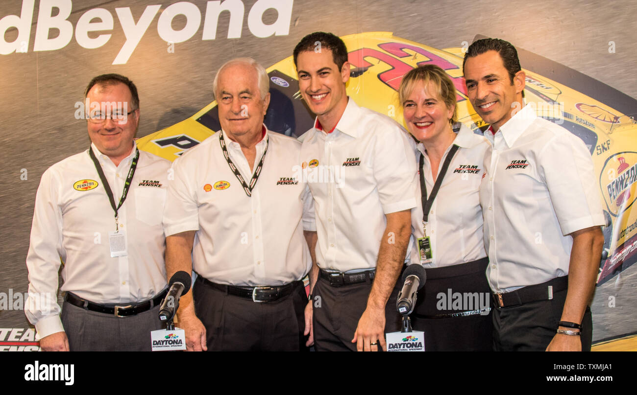 Penske Racing (da sinistra a destra) Colin Abramo, Roger Penske, Joey Logano, Sydney Kimball e Helio Castroneves pongono all'annuncio di Logano a lungo termine di estensione del contratto il 24 febbraio 2017 a Daytona, Florida. Foto di Edwin Locke/UPI Foto Stock