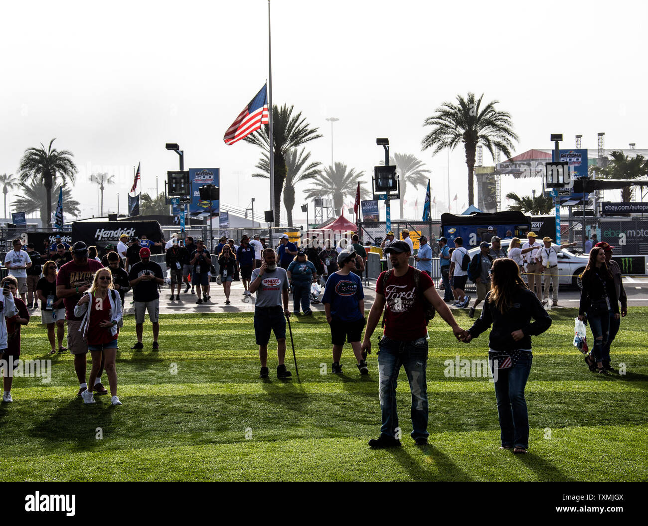 Presto in arrivo Daytona 500 fan passare un flag impostato a metà montante, al Daytona International Speedway su Febbraio 18, 2018 a Daytona, Florida. Foto di Edwin Locke/UPI Foto Stock