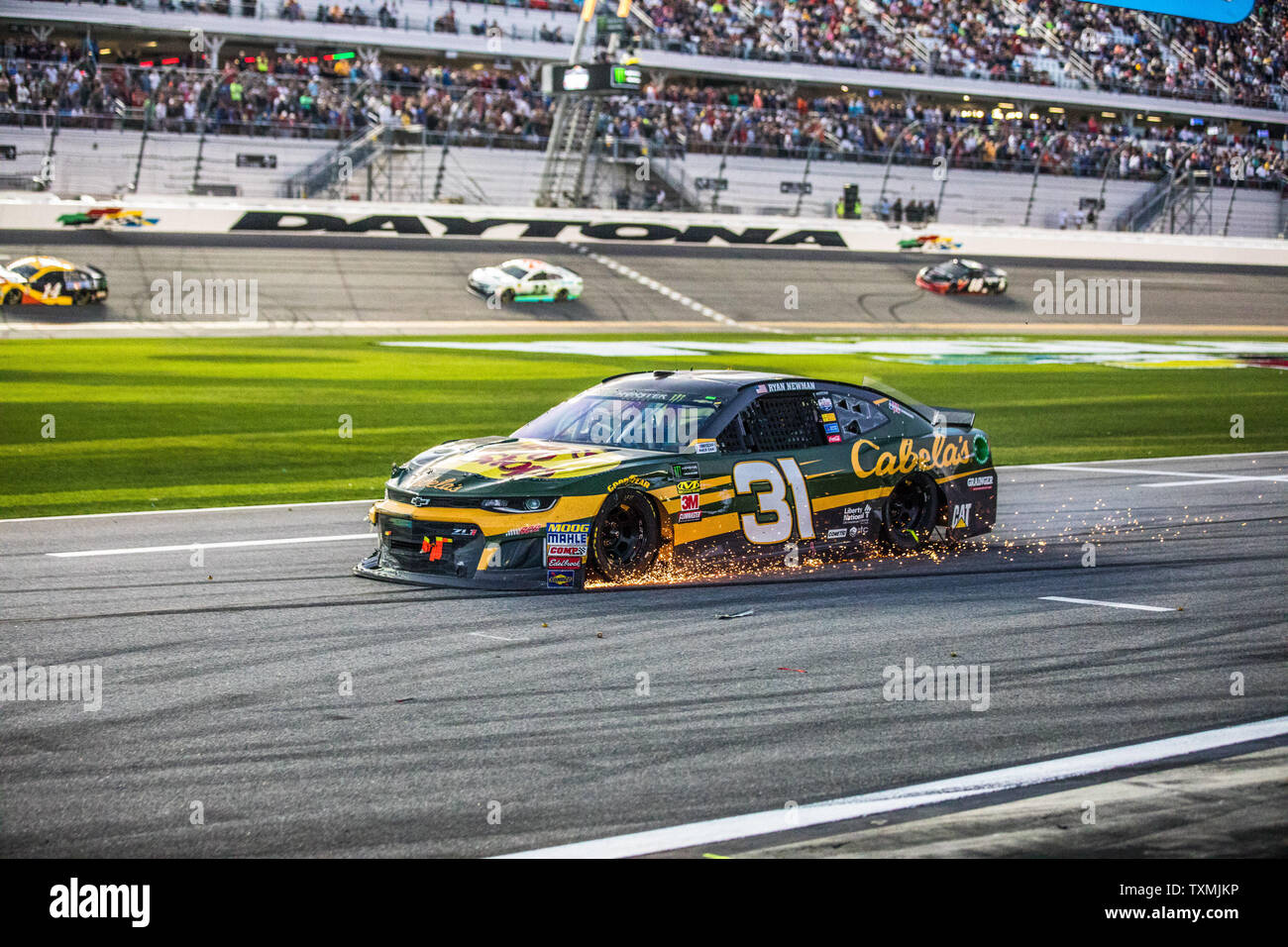 Ryan Newman rigidi per il suo pit dopo un ritardo di incidente di gara nel sessantesimo Daytona 500 al Daytona International Speedway su Febbraio 18, 2018 a Daytona, Florida. Foto di Edwin Locke/UPI Foto Stock