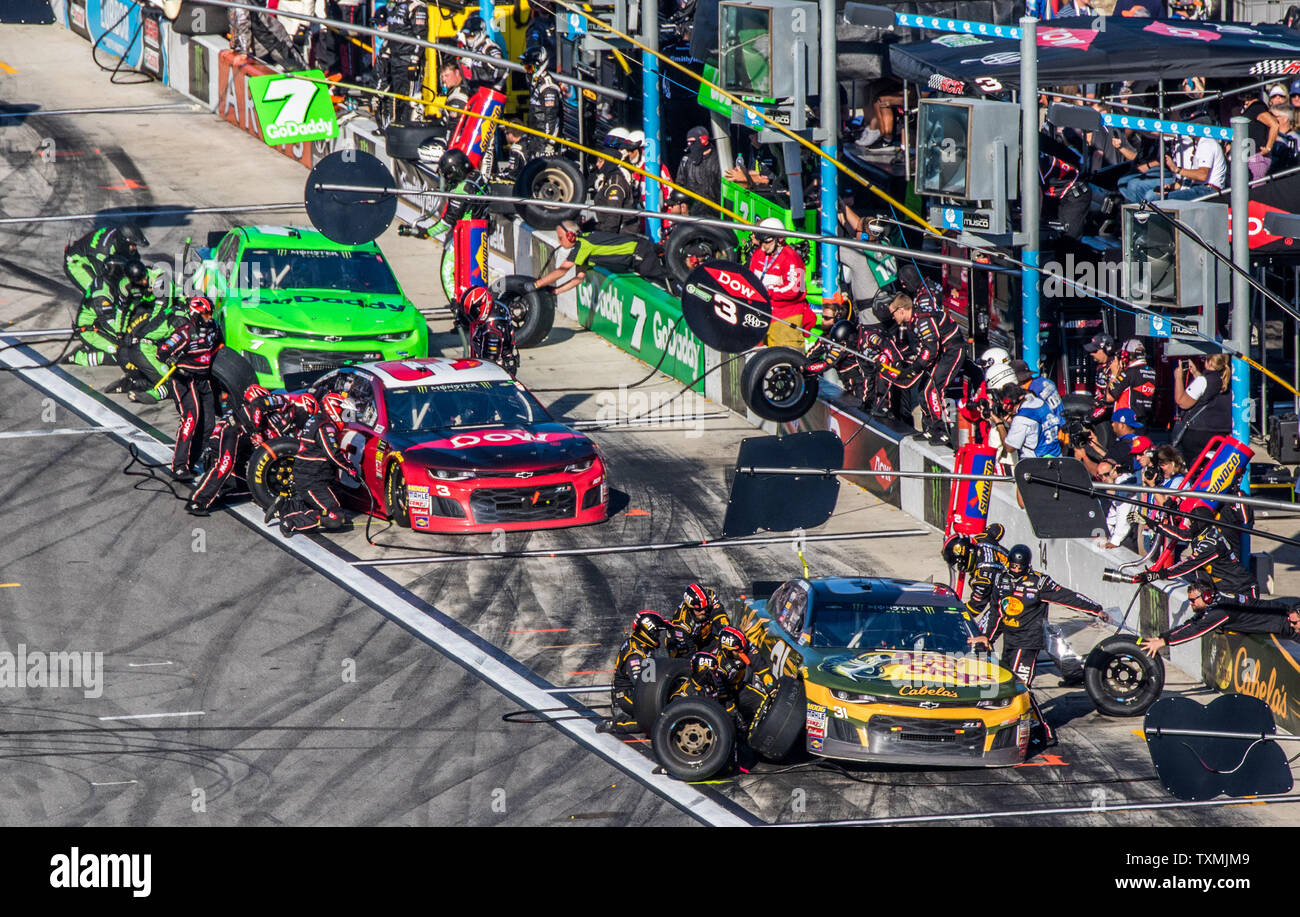 Ryan Newman (fronte retro), eventuale vincitore Austin Dillon e Danica Patrick pit dopo il completamento della fase uno nel sessantesimo Daytona 500, al Daytona International Speedway su Febbraio 18, 2018 a Daytona, Florida. Foto di Edwin Locke/UPI Foto Stock