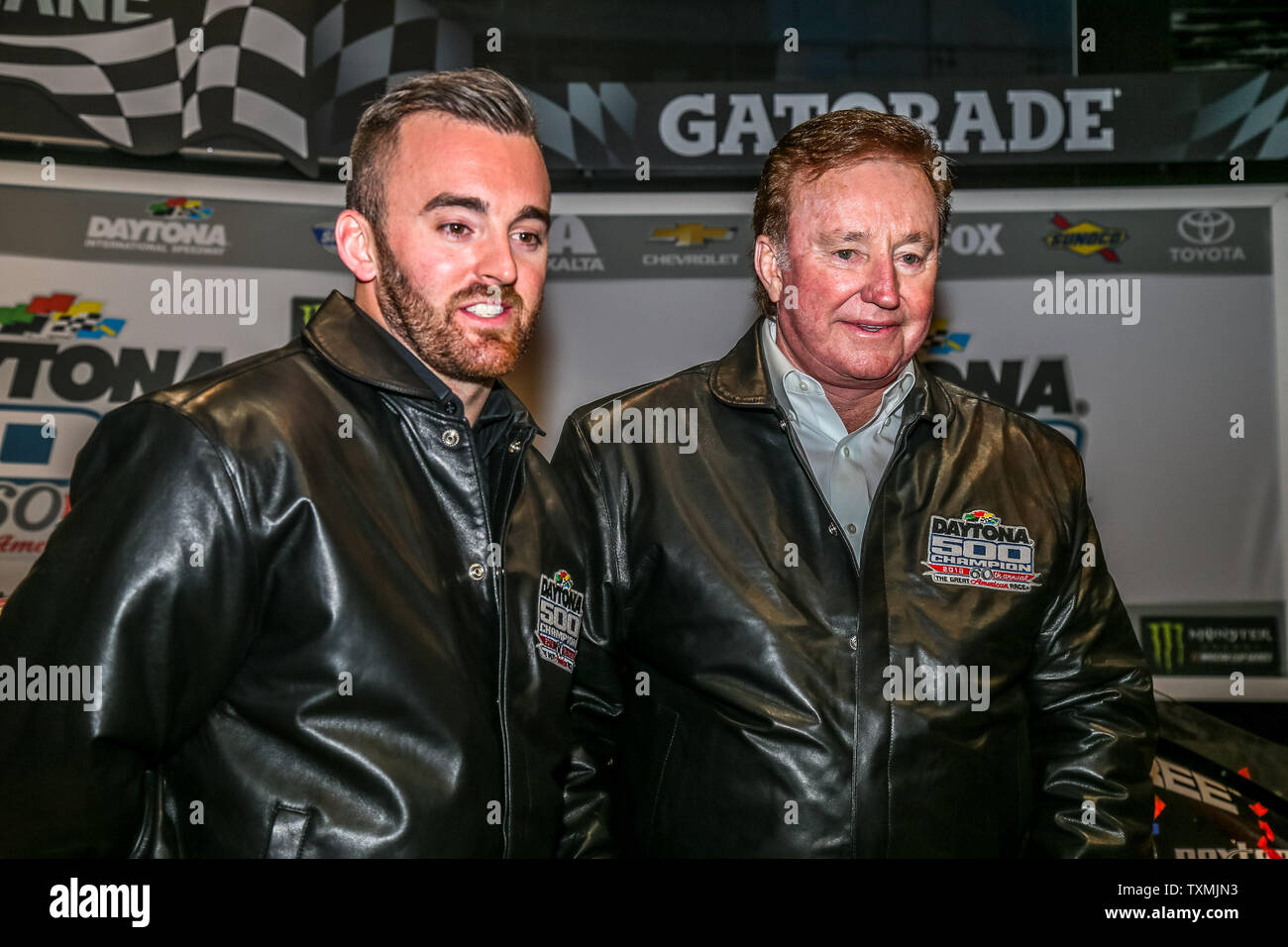 Austin Dillon, vincitore del sessantesimo Daytona 500, con il nonno e proprietario auto Richard Childress, al Daytona International Speedway su Febbraio 19, 2018 a Daytona, Florida. Foto di Michael Gentry/UPI Foto Stock