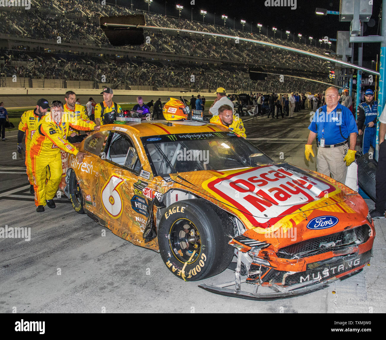 Il ritmo di vettura di Ryan Newman è spinto fuori corso dopo il 2019 Daytona 500 il 17 febbraio 2019 a Daytona, Florida. Foto di Edwin Locke/UPI Foto Stock