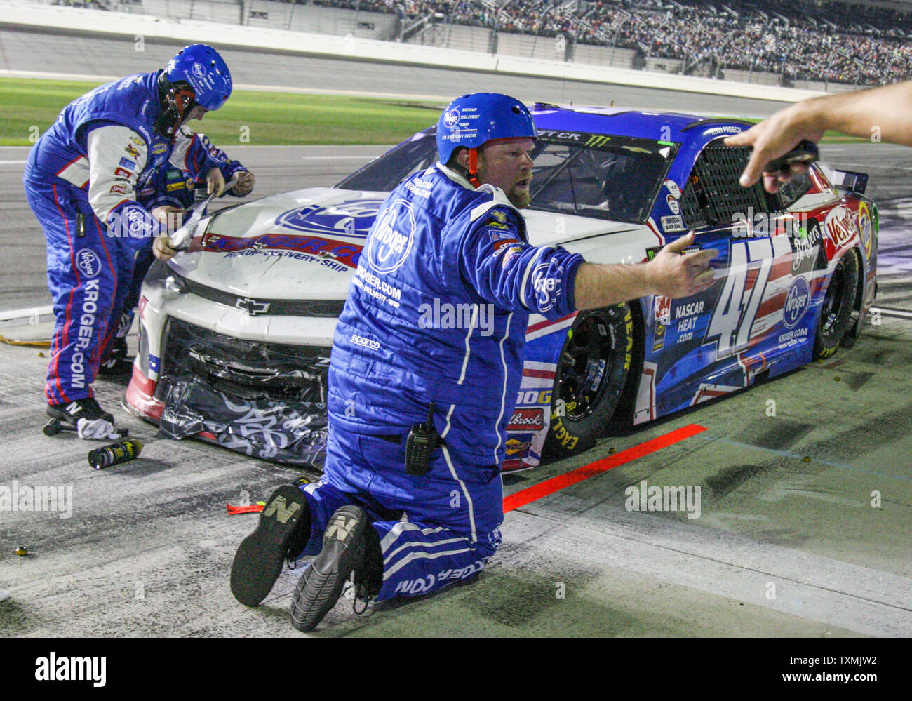 Un membro di equipaggio lavora sulla riparazione del numero 47 Kroger Ford di Ryan Preece dopo un crash durante il 2019 Daytona 500, al Daytona International Speedway Febbraio 17, 2019 Daytona, Florida. Foto di Michael Gentry/UPI Foto Stock