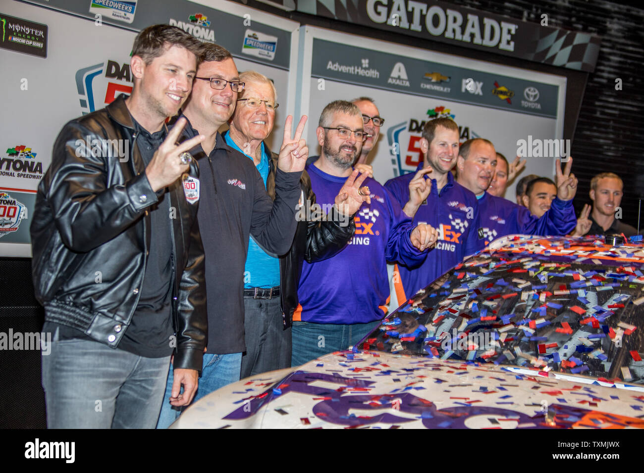 Denny Hamlin, capo equipaggio Chris Gabehart e il proprietario Joe Gibbs, insieme con i membri dell'equipaggio Hamlin segnale di seconda Daytona 500 win, il 18 febbraio 2019 a Daytona, Florida. Foto di Edwin Locke/UPI Foto Stock