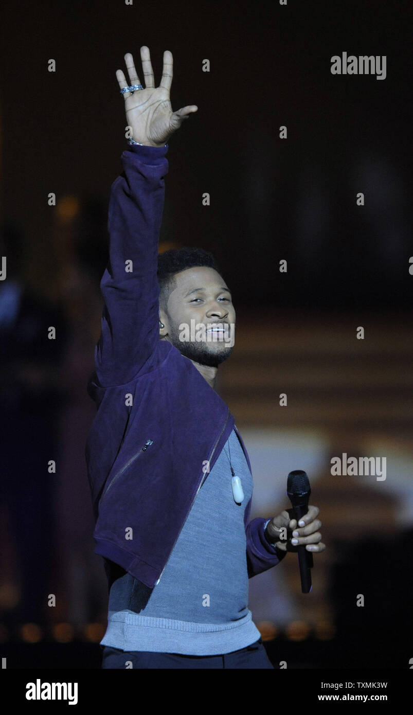 Usher esegue durante la nastratura di "sorpresa di Oprah! Un addio spettacolare" presso la United Center di Chicago il 17 maggio. 2011. La mostra, che presentava diversi sorpresa ospiti illustri, sarà l'aria oltre due giorni, 23 maggio e 24. Oprah spettacolo finale sarà un normale episodio di 'L'Oprah Winfrey Show' nastrato presso gli Harpo Studios e sarà l'aria il 25 maggio. UPI/David banche Foto Stock