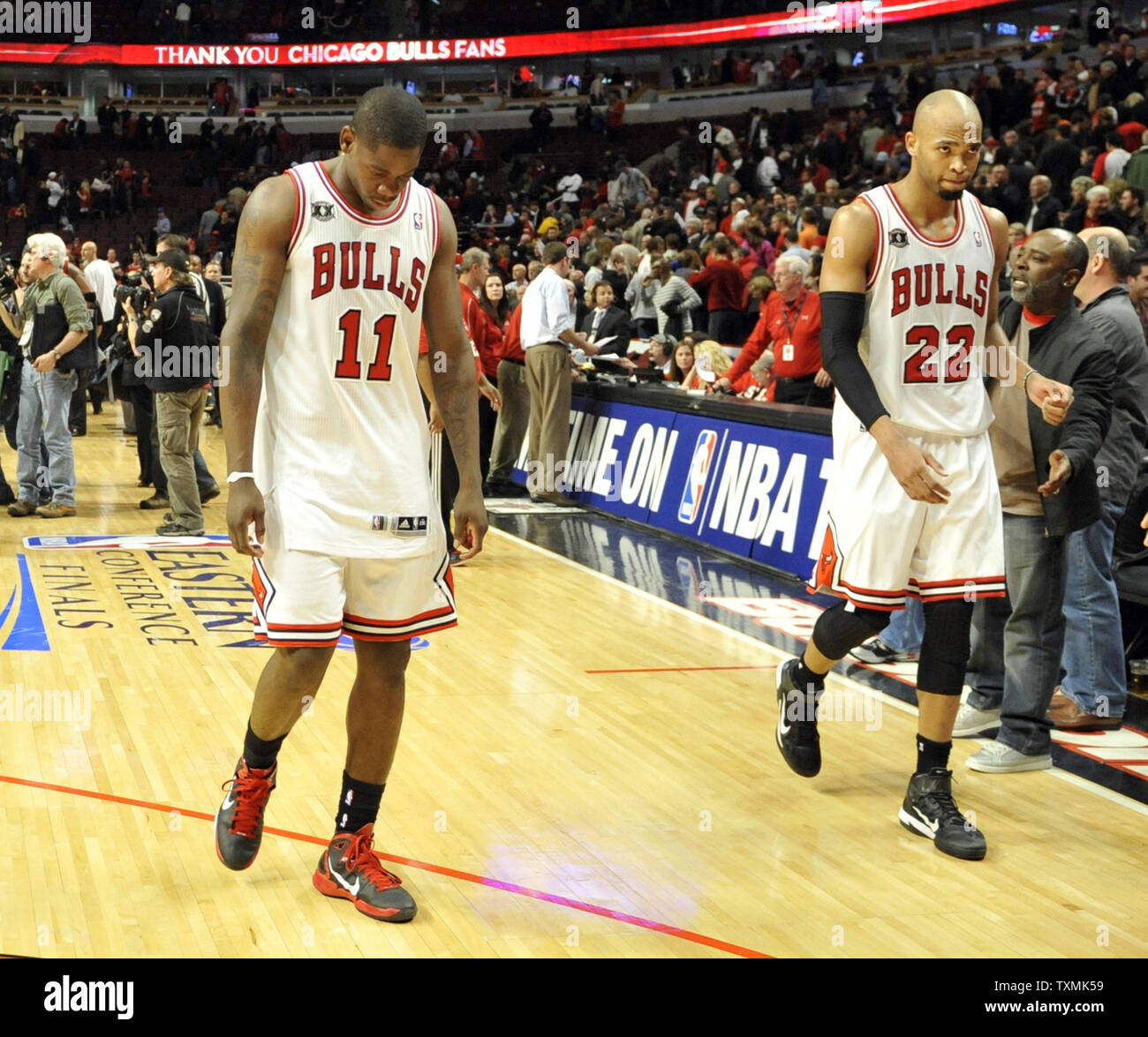 Chicago Bulls guard Ronnie Brewer (L) e Taj Gibson a piedi fuori dalla Corte dopo che i tori perso il gioco 5 del NBA Eastern Conference Finals presso la United Center di Chicago il 26 maggio 2011. Il calore ha vinto il gioco 83-80 e la serie 4-1. Il calore si troverà di fronte il Dallas Mavericks in NBA finali. UPI/David banche Foto Stock