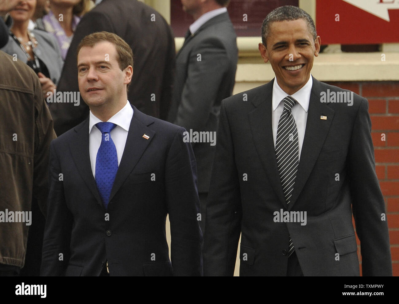 Stati Uniti Il presidente Barack Obama (R) Passeggiate con il Presidente russo Dmitry Medvedev come essi arrivano al vertice del G8 di Deauville, Francia, il 26 maggio 2011. UPI Foto Stock