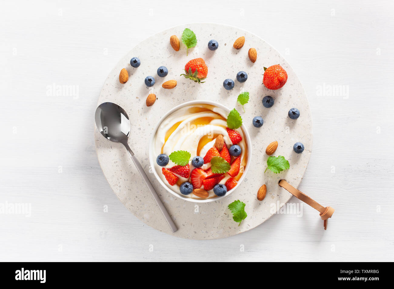 Yogurt alla fragola mirtillo mandorle miele per la colazione Foto Stock