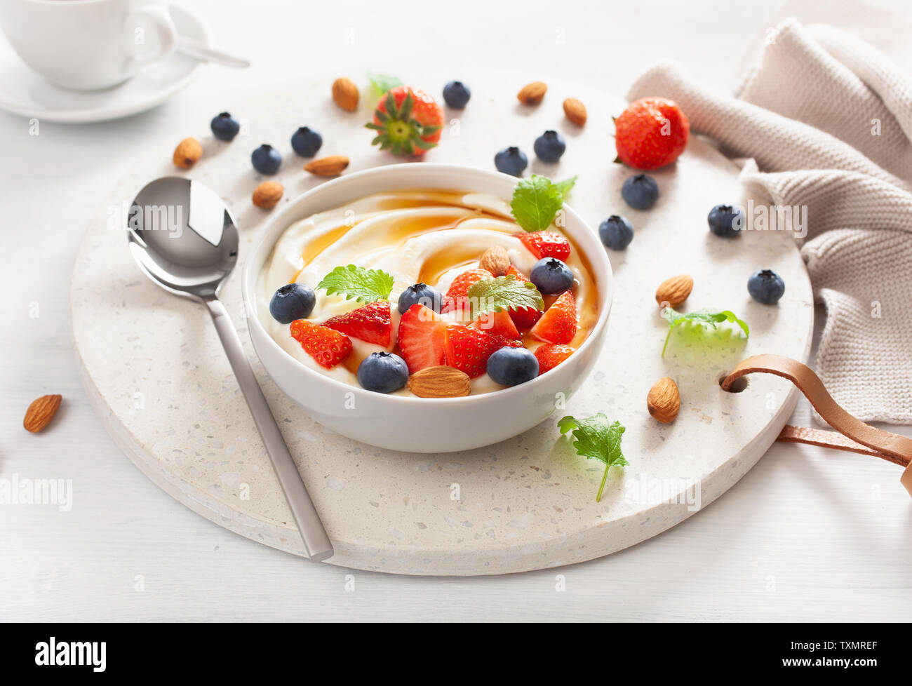 Yogurt alla fragola mirtillo mandorle miele per la colazione Foto Stock